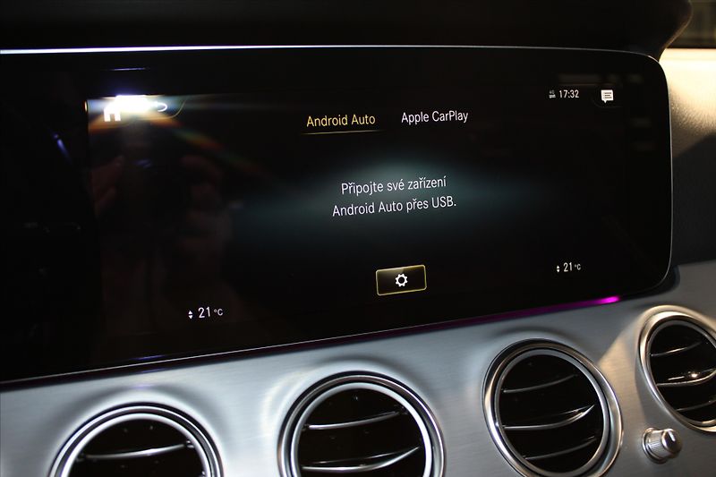 Mercedes-Benz Třídy E 300d 4MATIC DIS+ / 360° / NezT - fotka 15 z 27