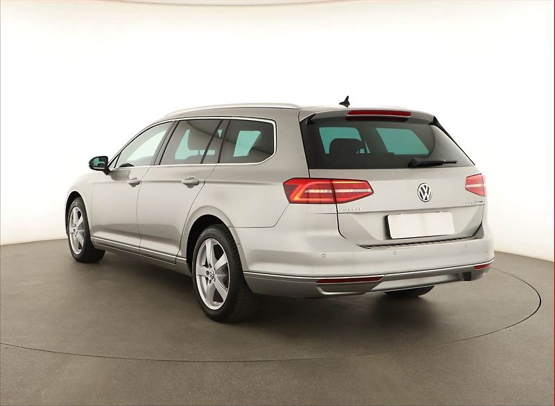 Volkswagen Passat (2016) Highline 2.0 TDI, Navi - fotka 4 z 16