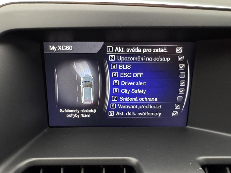 Volvo XC60 D4 R-DESIGN AUT RERERVACE - fotka 40 z 46