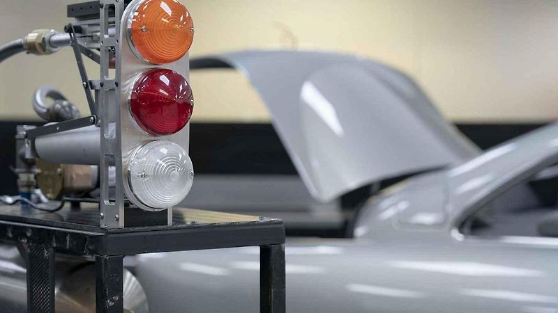 Aston Martin spustil výrobu bondovské DB5. Bude mít i některé filmové vychytávky