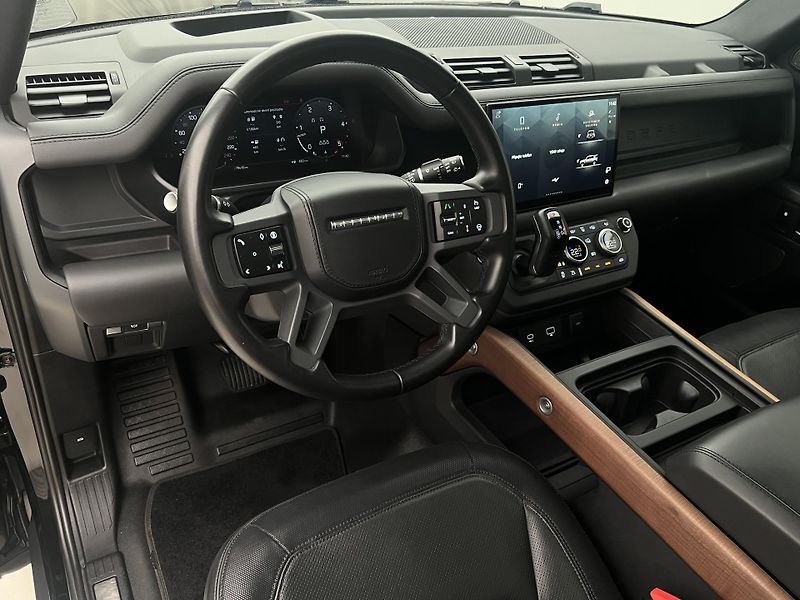 Land Rover Defender 110 D300 HSE AUT CZ - fotka 4 z 51