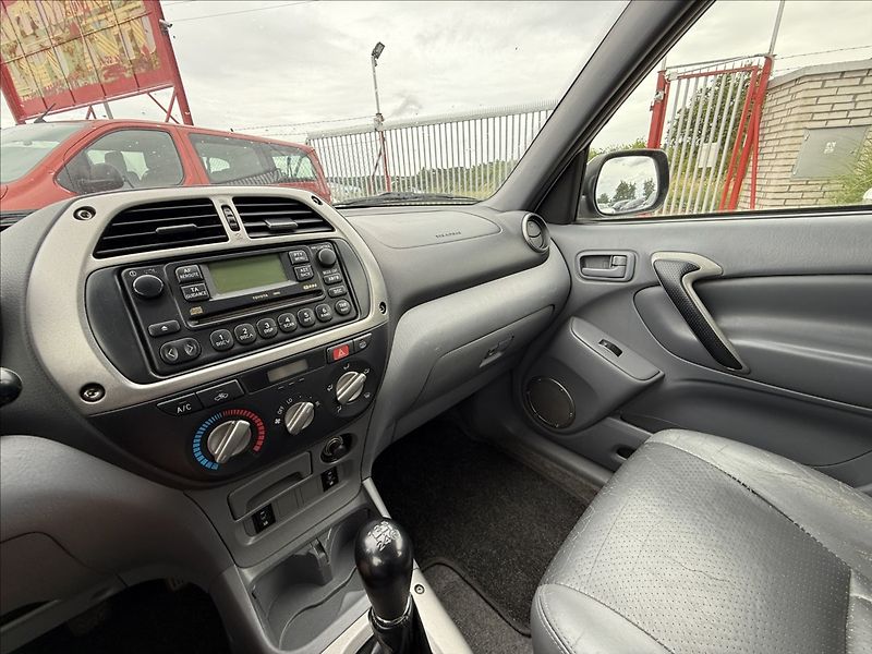 Toyota RAV4 2,0 D-4D 4X4 TAŽNÉ NOVÁ STK - fotka 12 z 24