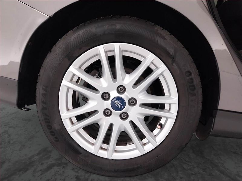 Ford Focus (2012) Titanium 2.0 TDCi, Serv.kniha - fotka 15 z 20