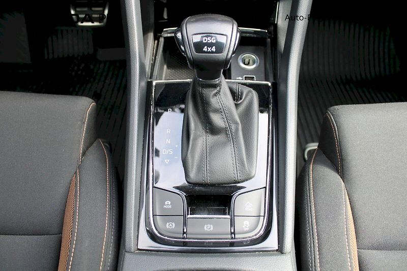 Škoda Karoq (2019) Scout 2.0TDI / 140kW 4x4 7°DSG - fotka 18 z 24