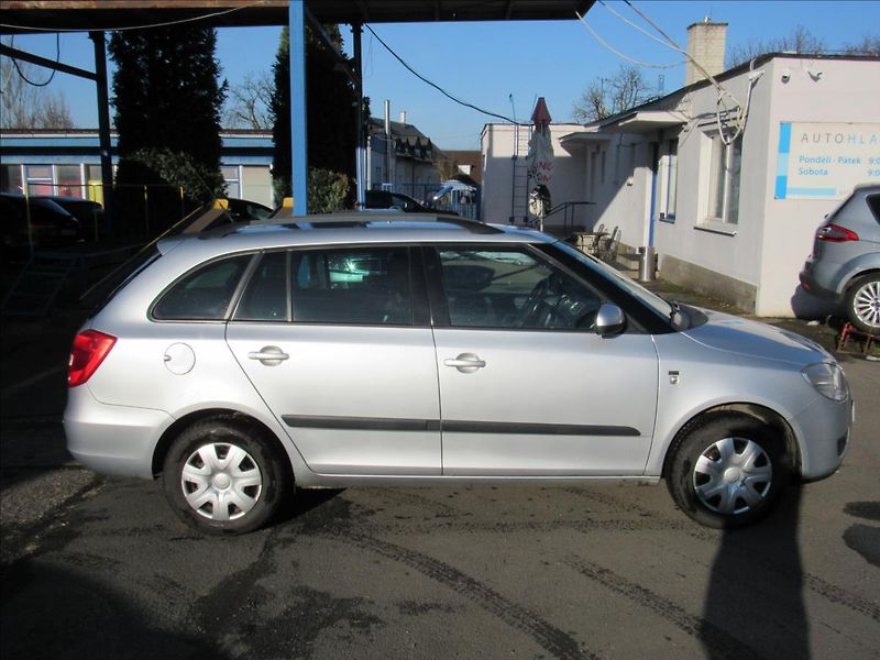 Škoda Fabia 1,2 HTP 51kW Combi - fotka 8 z 33