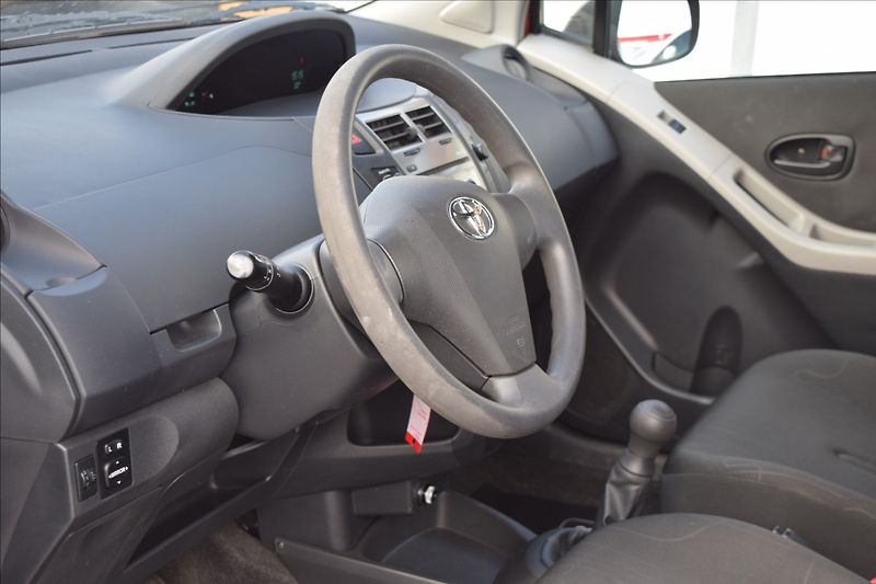 Toyota Yaris 1,0 i 51KW ZAD. PARK. SENZORY - fotka 16 z 40