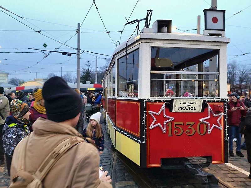 Vánoční flotila pražského dopravního podniku.
