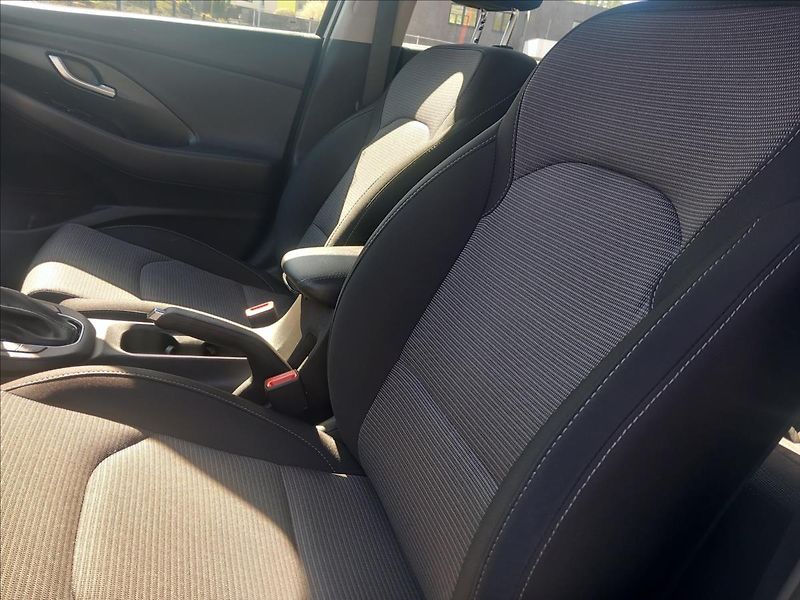 Hyundai i30 1,0 T-GDI COMFORT DCT - fotka 16 z 20