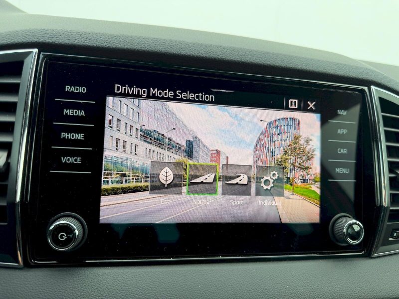 Škoda Karoq (2023) 1.5 TSI 110kW DSG Style - fotka 17 z 35