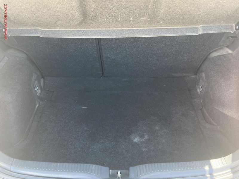 Toyota Auris (2010) 1.3 VVT- i, ČR, AC, park - fotka 7 z 14