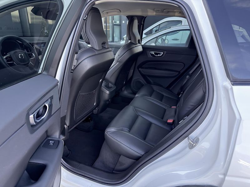 Volvo XC60 B5 AWD PLUS DARK // REZERVACE - fotka 14 z 45