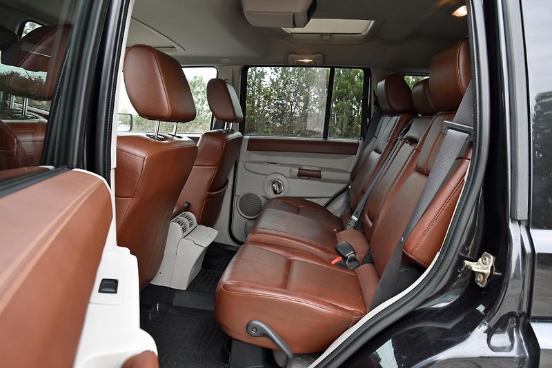 Jeep Commander 3.0 CRD V6 AT 4WD LIMITED,7SED - fotka 35 z 50