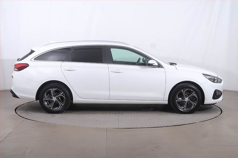 Hyundai i30 (2023) 1.5 DPI, Tempomat - fotka 6 z 20