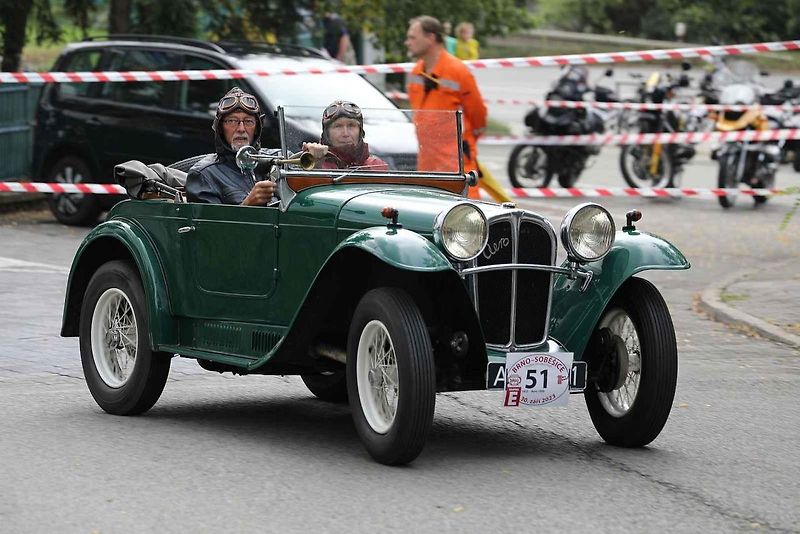 Na akci Jízda do vrchu a výstava historických vozidel se představilo na tři sta automobilů a motocyklů.
