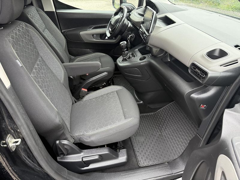 Peugeot Rifter 1,5 Blue HDI 96kW Long - fotka 11 z 20