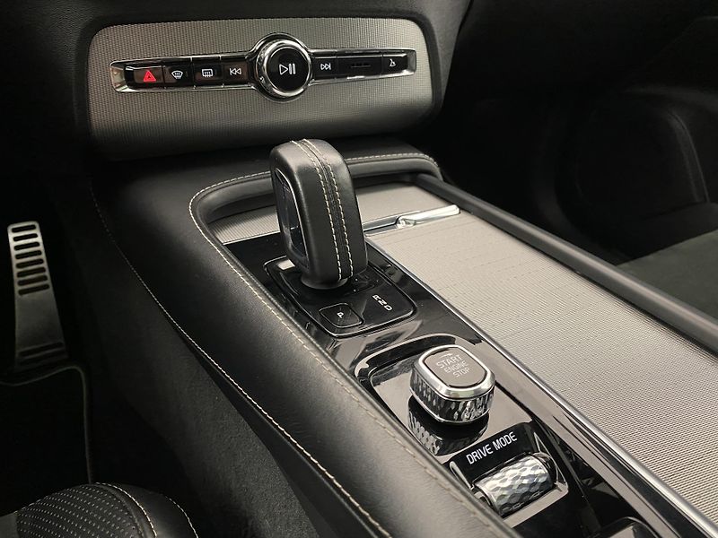 Volvo XC90 B5 AWD R-DESIGN REZERVACE - fotka 26 z 47