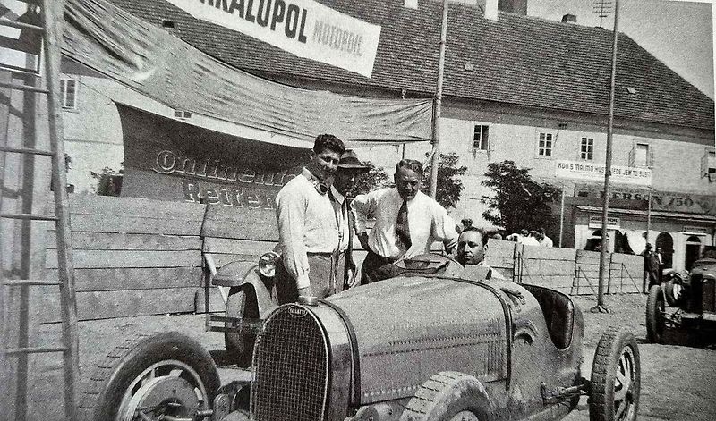 Legendární závod Zbraslav–Jíloviště: momentka z tréninků – zleva Jiří Kristián Lobkowicz, ředitel závodu tajemník Autoklubu RČS Vilém Ronovský, ve voze Bugatti portugalský jezdec Henrique Lehrfeld.