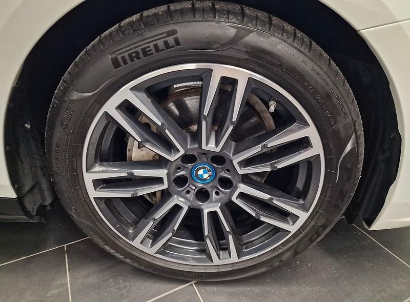BMW i5 eDrive40 Touring M Kamera Taž. - fotka 12 z 12
