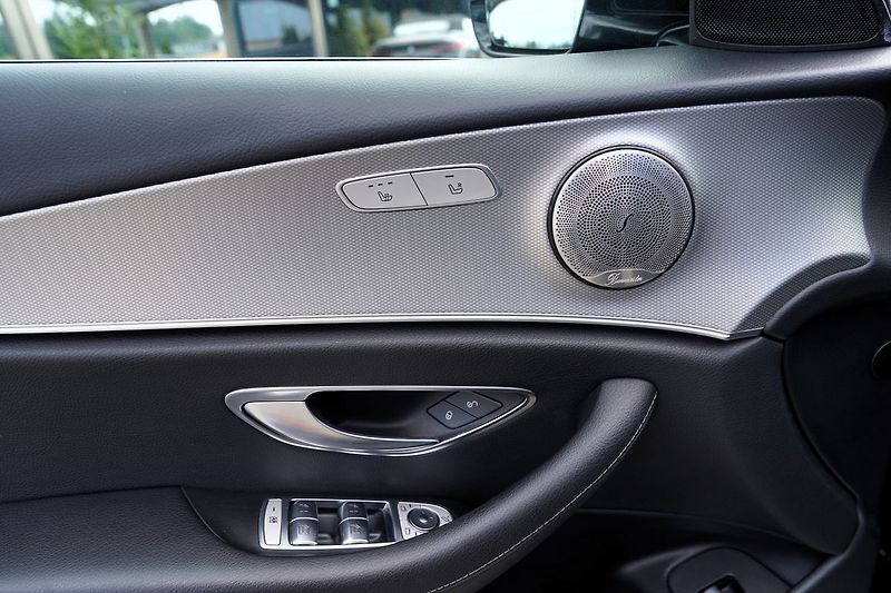 Mercedes-Benz Třídy E E 220d AMG/LED/AT9/kůže - fotka 16 z 46