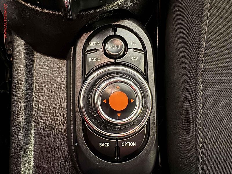 Mini Cooper (2015) 1.5i, Kůže, navi, +ALU - fotka 17 z 17