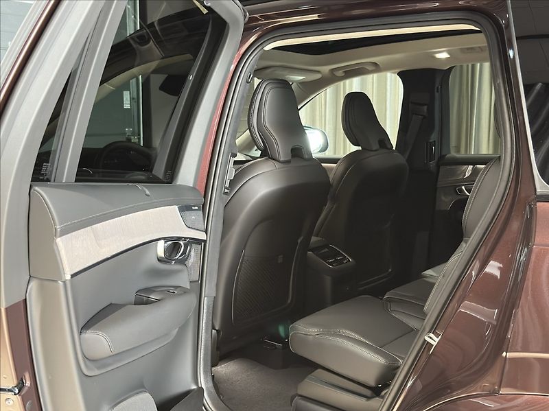 Volvo XC90 (2026) 2,0 T8  Ultra Dark - fotka 16 z 41