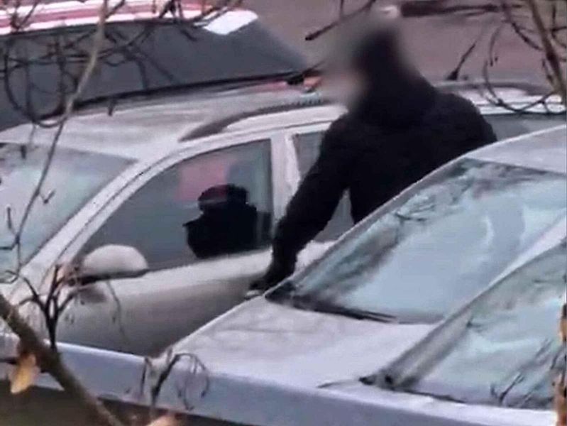 Zloděj vykrádající zaparkované škodovky a volkswageny dokázal auta bez poškození otevřít a při odchodu opět uzamknout.