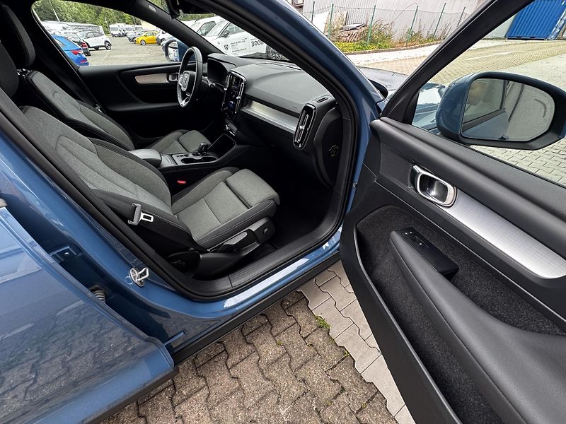 Volvo XC40 T2 FWD MOMENTUM // 1. maj. - fotka 13 z 41