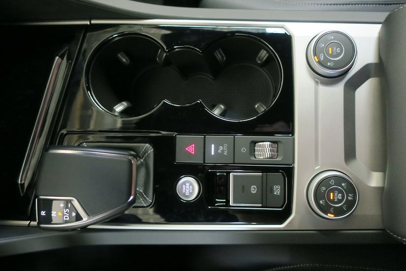 Volkswagen Touareg (2024) R-Line 3,0TDI 210kW Nez. top. - fotka 31 z 42