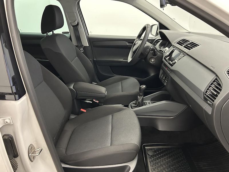 Škoda Fabia 1.0 TSI Active Plus - fotka 17 z 21