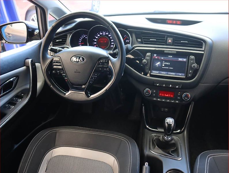 Kia Ceed (2018) 1.6 GDI, Serv.kniha, Navi - fotka 7 z 18
