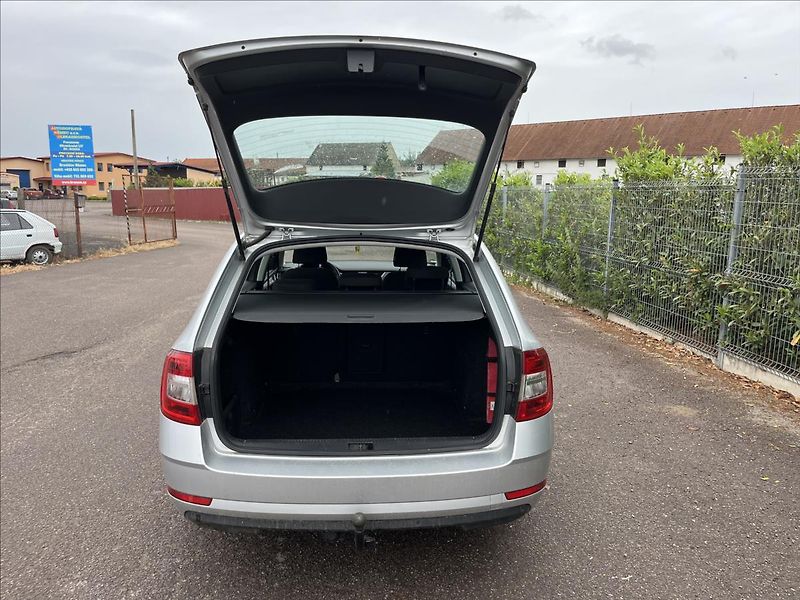 Škoda Octavia 1,6 TDi KLIMA TAŽNÉ SERVIS - fotka 30 z 34