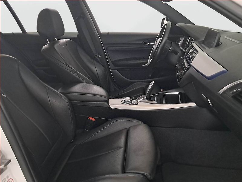 BMW Řada 1 (2018) 118i, Automat, Kůže, Navi - fotka 9 z 16