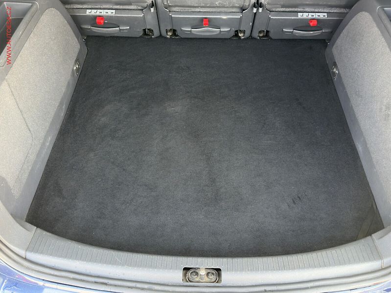 Volkswagen Touran (2013) 1.6 TDi DSG, DSG, AC - fotka 7 z 19