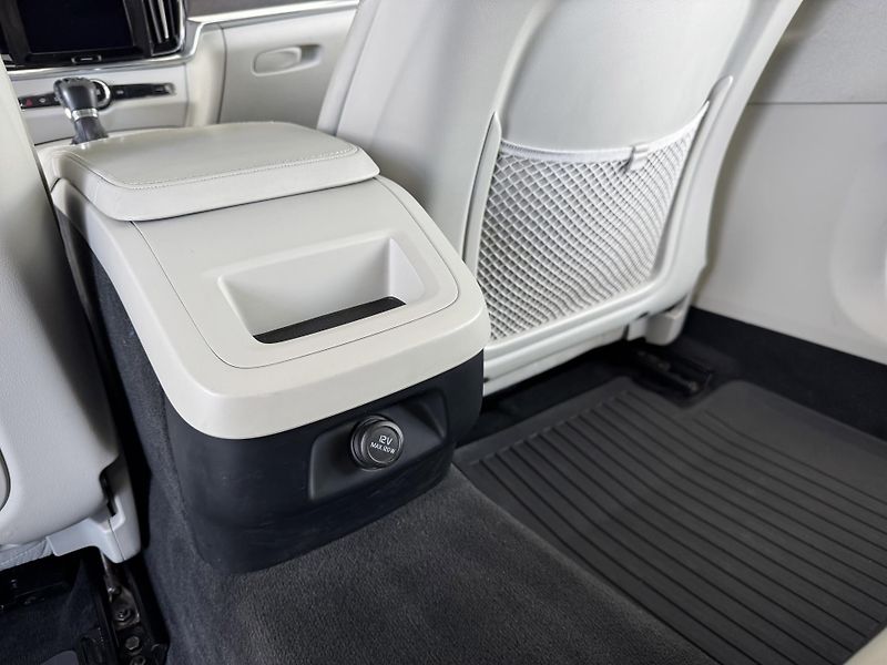 Volvo V90 CC*D5 173kW*AWD*KeyLess*Tažné - fotka 28 z 34