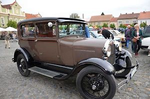 Veteránský závod odstartoval ve Velvarech na náměstí. Cíl byl na náměstí ve Slaném.