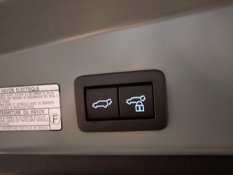 Toyota Corolla Cross 2.0 Hybrid Style Tech - fotka 14 z 14
