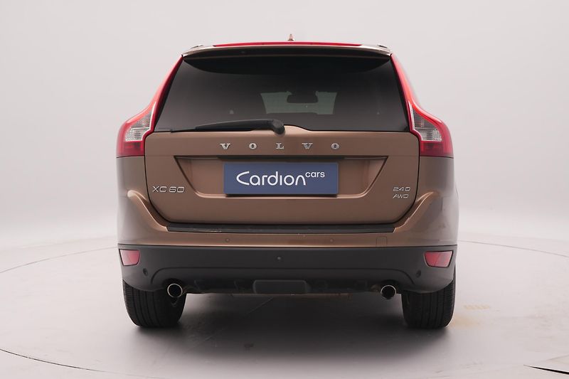 Volvo XC60 D4 AWD SUMMUM AUT CZ - fotka 12 z 45