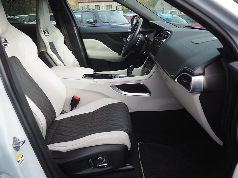 Jaguar F-Pace (2019) 5.0 SVR 550HP, Plný servis - fotka 21 z 43