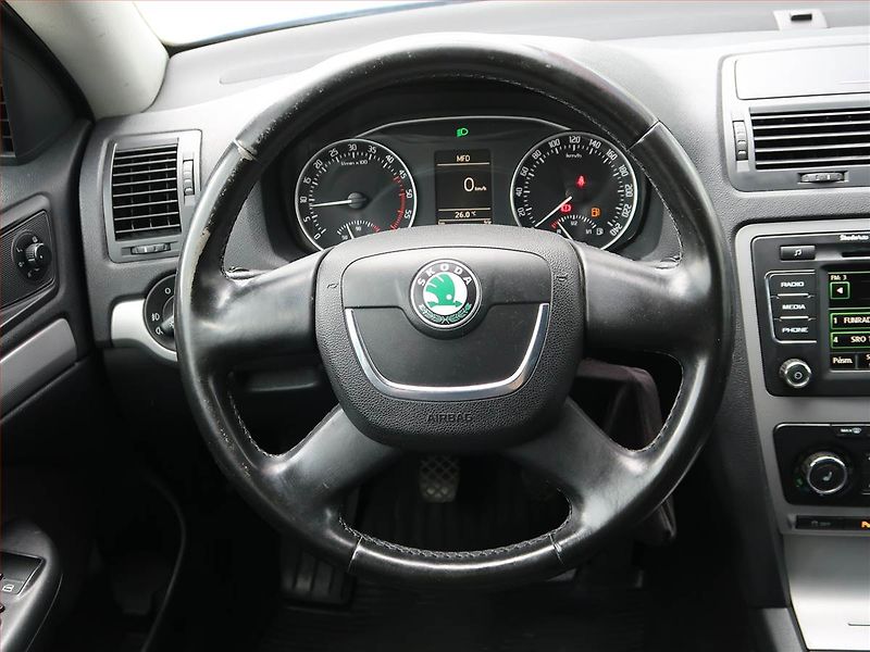 Škoda Octavia (2009) 1.9 TDI, Xenony, Tempomat - fotka 15 z 17