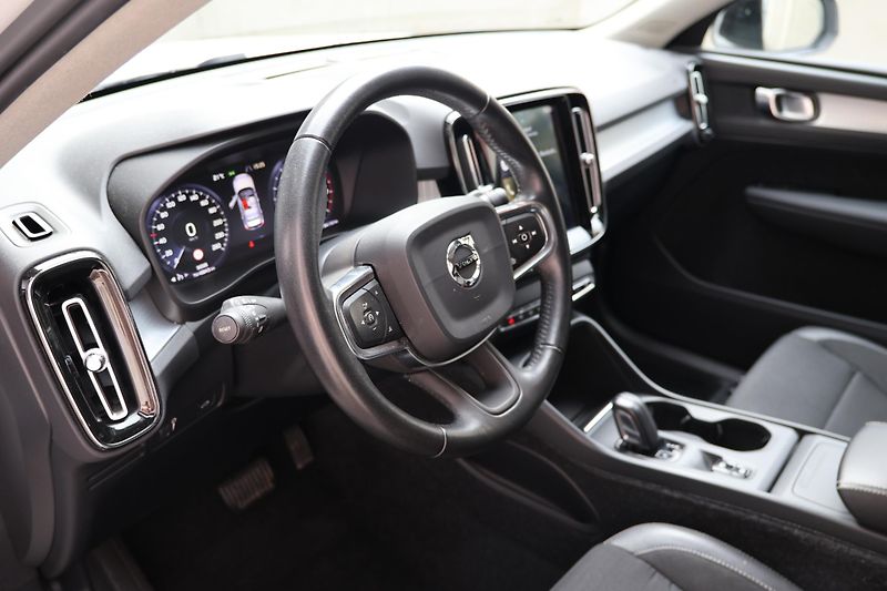 Volvo XC40 (2018) T4 AWD Momentum - fotka 12 z 23