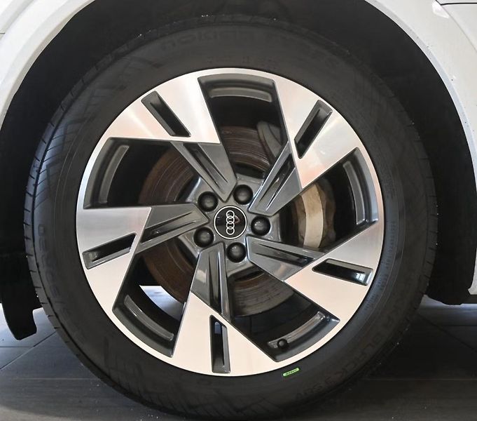 Audi Q8 e-tron 55 Q 360k Pano Tažné BLIS - fotka 6 z 27