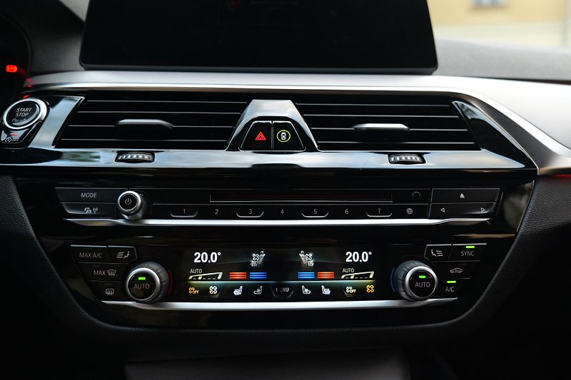 BMW Řada 5 530xD Aktiv.Podvozek TopVýbava - fotka 30 z 48