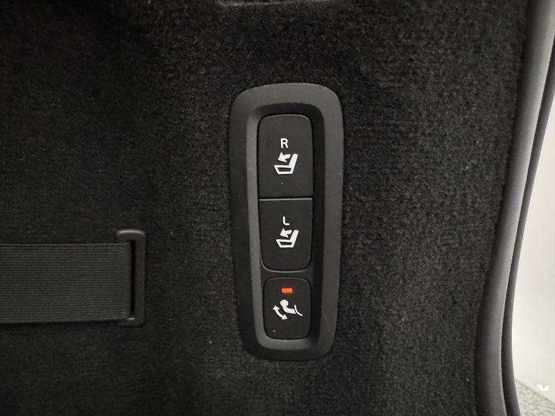 Volvo V90 CC D4 AWD MOMENTUM AUT - fotka 21 z 46