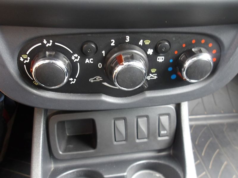 Dacia Duster 1,6i ČR ! 1.MAJITEL ! - fotka 28 z 29