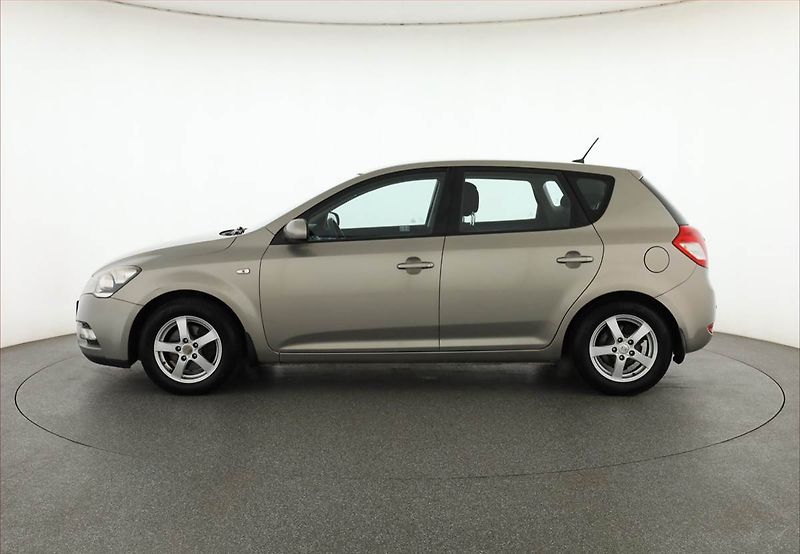 Kia Ceed (2012) 1.4 CVVT, po STK, oblíbený vůz - fotka 3 z 13