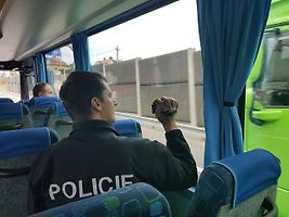 Posádka policejního autobusu při kontrole řidičů kamionů.