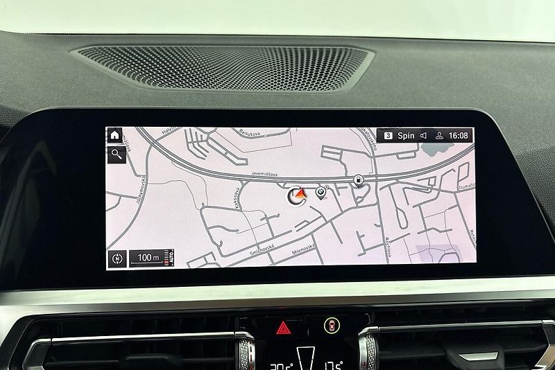 BMW Řada 3 320d xDrive - fotka 17 z 24