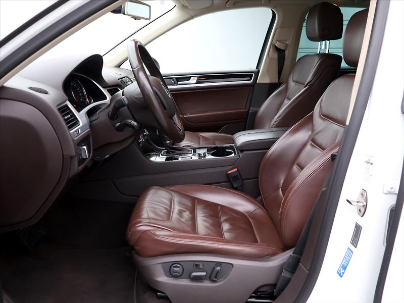 Volkswagen Touareg 3,0 TDI V6 150kW DSG 4M Kůže - fotka 10 z 28