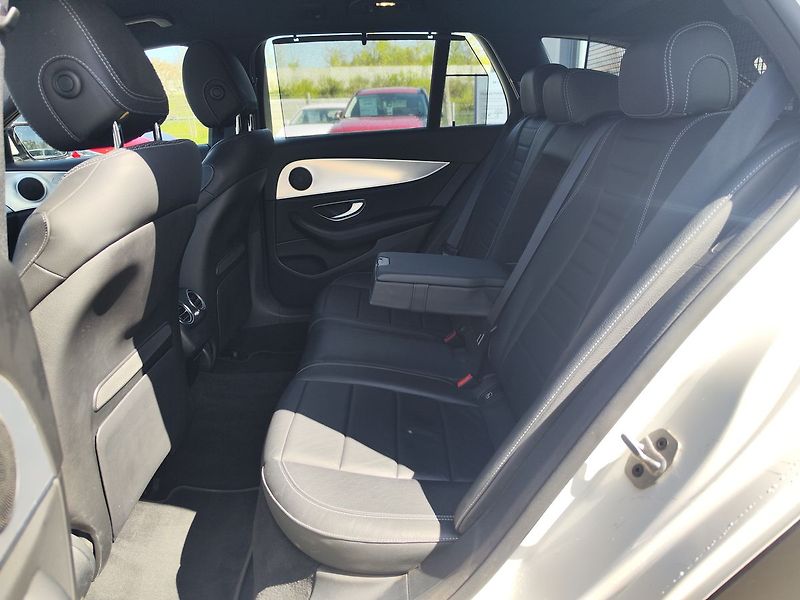 Mercedes-Benz Třídy E E220d/143kW 4MATIC All-Terrain - fotka 12 z 37