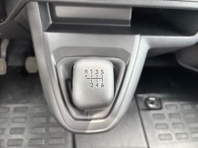 Peugeot Expert Furgon L3 2.2 BlueHDi 150 MAN6 - fotka 16 z 19